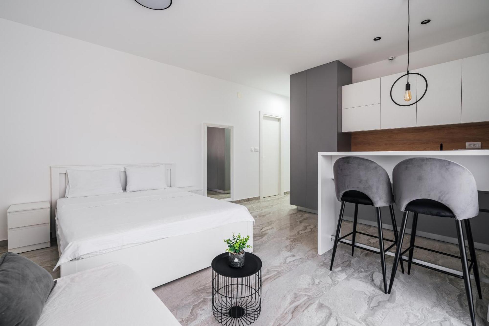 Aura Tower Aparments By In Property Rafailovići Zewnętrze zdjęcie