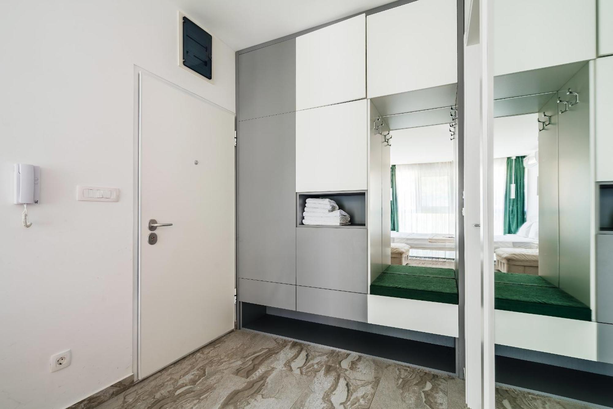 Aura Tower Aparments By In Property Rafailovići Zewnętrze zdjęcie